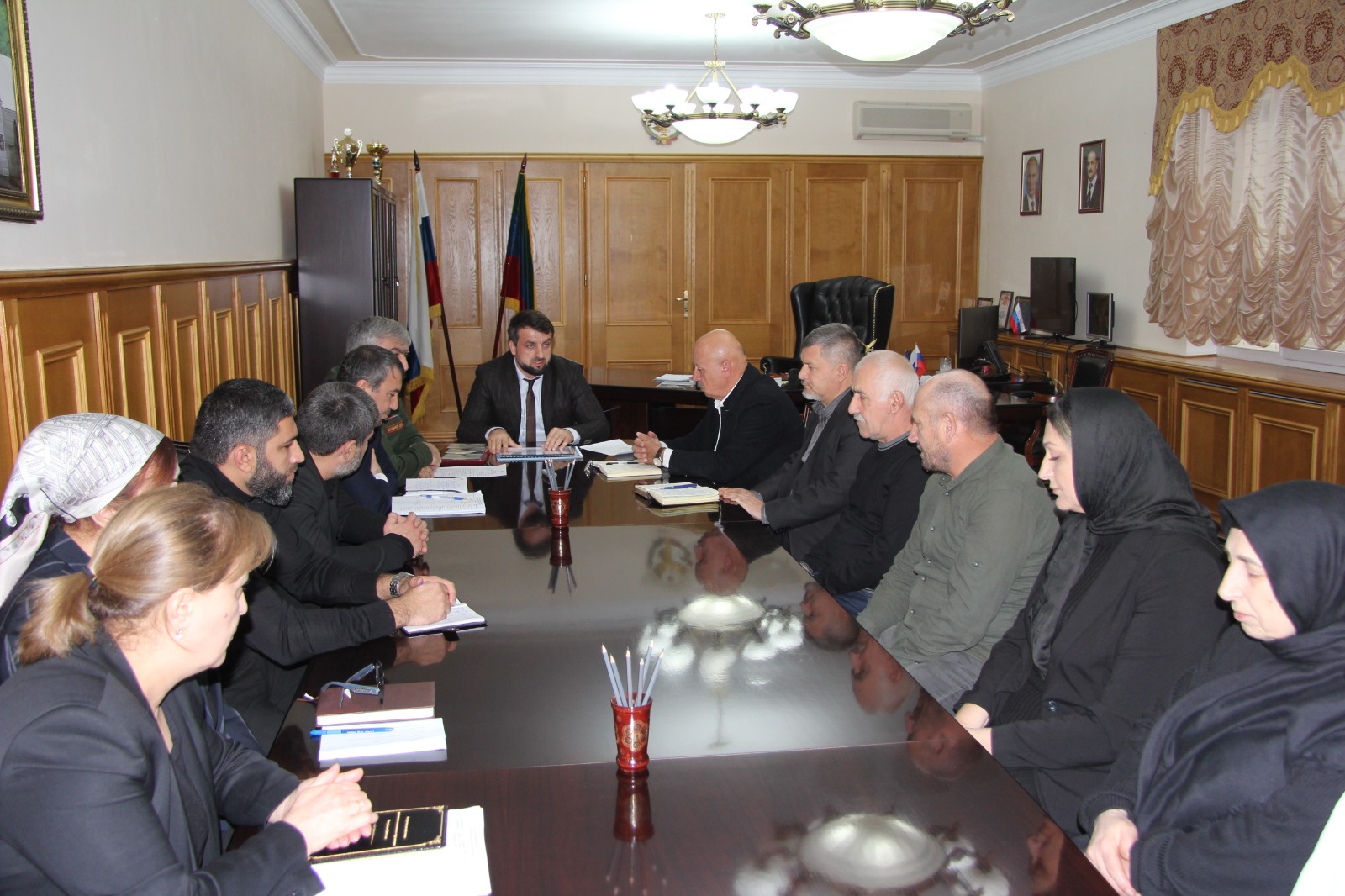 Глава Избербаша передал ордена Мужества родным погибших участников СВО