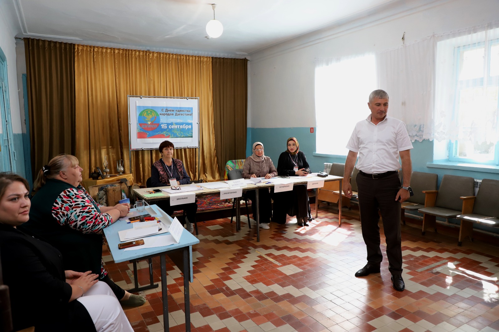 Аким Микиров посетил избирательные участки Кизлярского района