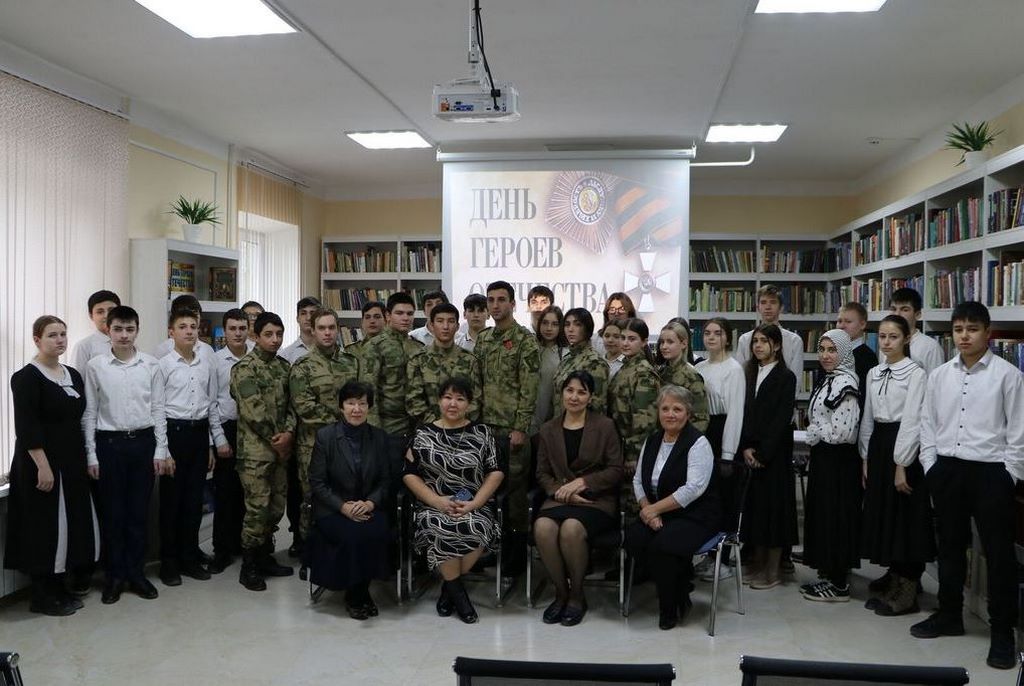 Росгвардейцы провели урок мужества «О героях наших времен» для школьников Кизляра