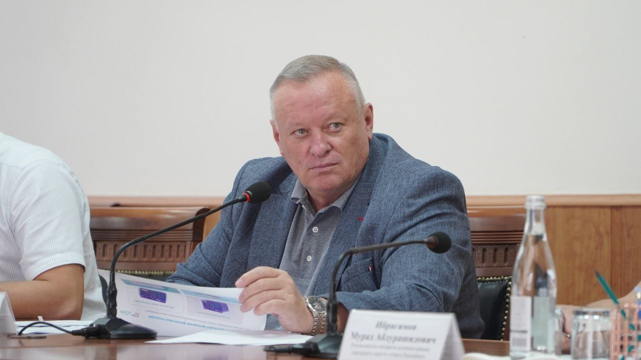 Мэр Каспийска Борис Гонцов провел расширенное аппаратное совещание