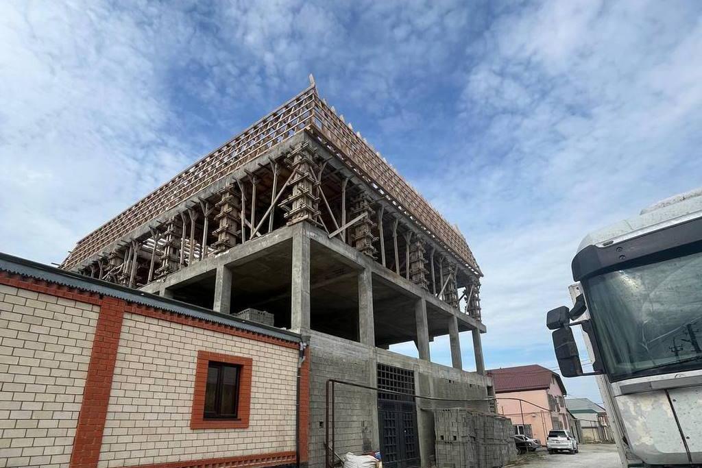 В пригороде Махачкалы недостроенный каркас трехэтажного дома признали незаконным