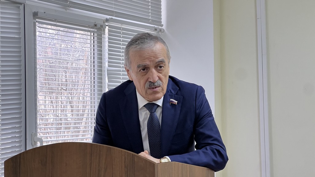 Нурбаганд Нурбагандов встретился с коллективом Центральной больницы Буйнакска