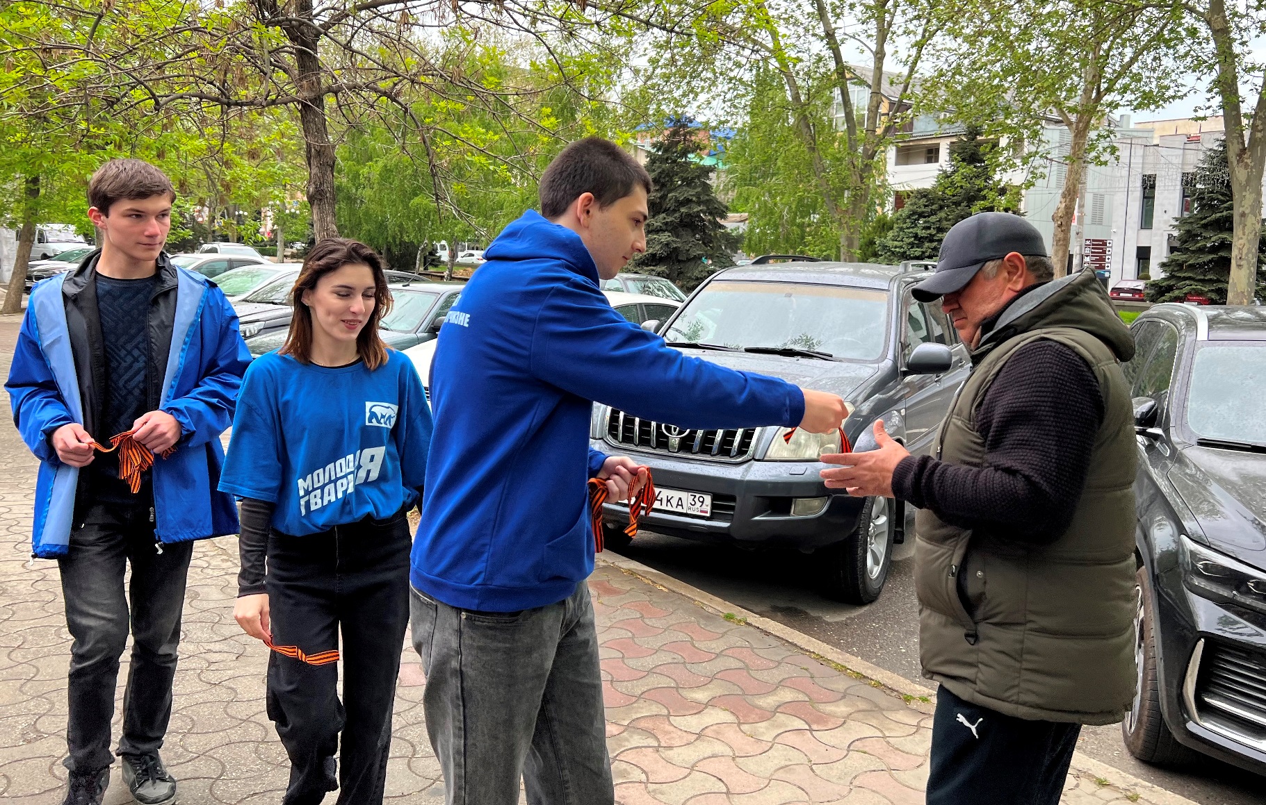В Дагестане молодогвардейцы раздали символ воинской славы жителям и гостям республики