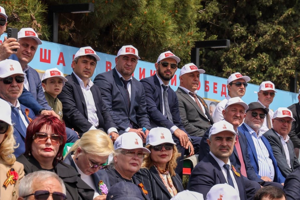 Глава Табасаранского района принял участие в акции «Знамя Победы» в Каспийске