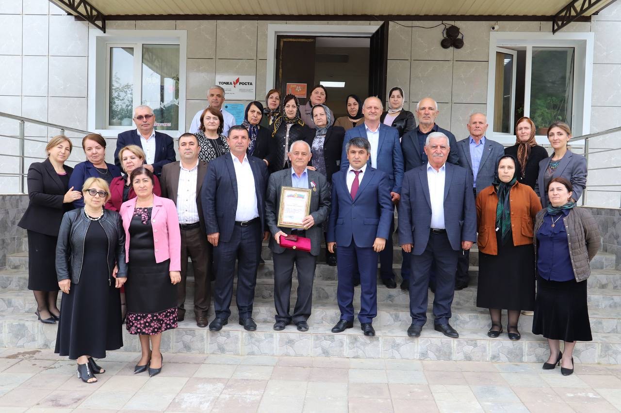 Глава Табасаранского района поздравил с юбилеем своего первого учителя