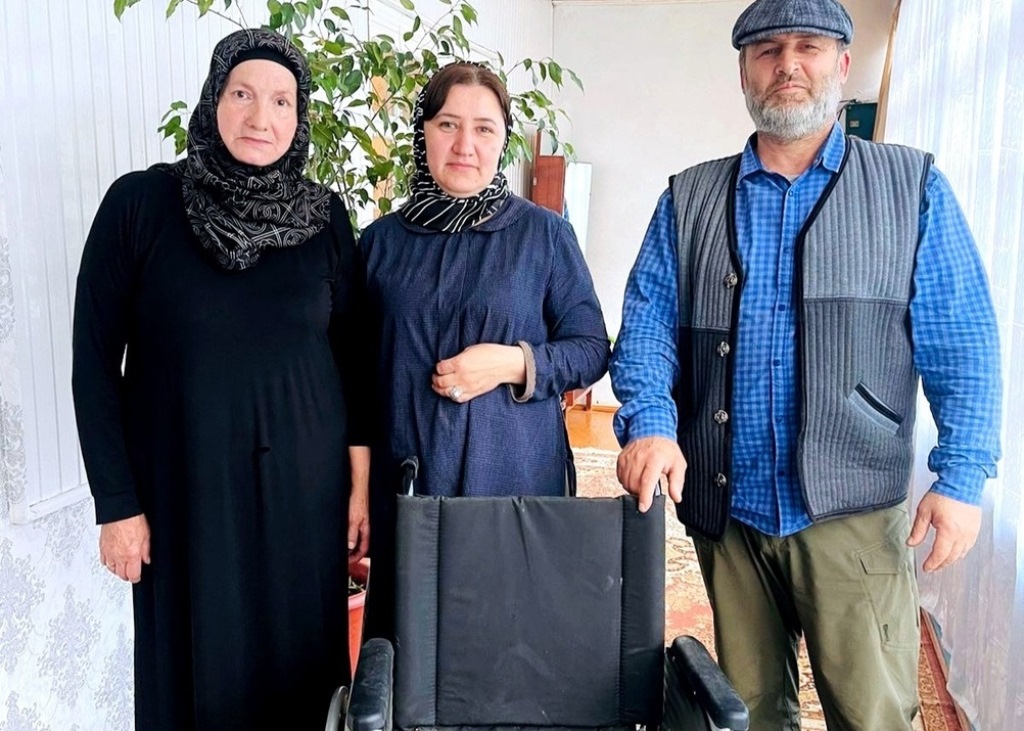 Власти Гунибского района передали участнику СВО техническое средство реабилитации