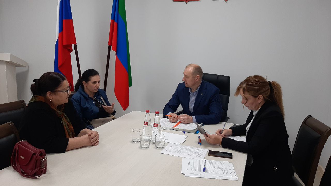 Главный жилищный инспектор Дагестана провел прием граждан в Каспийске
