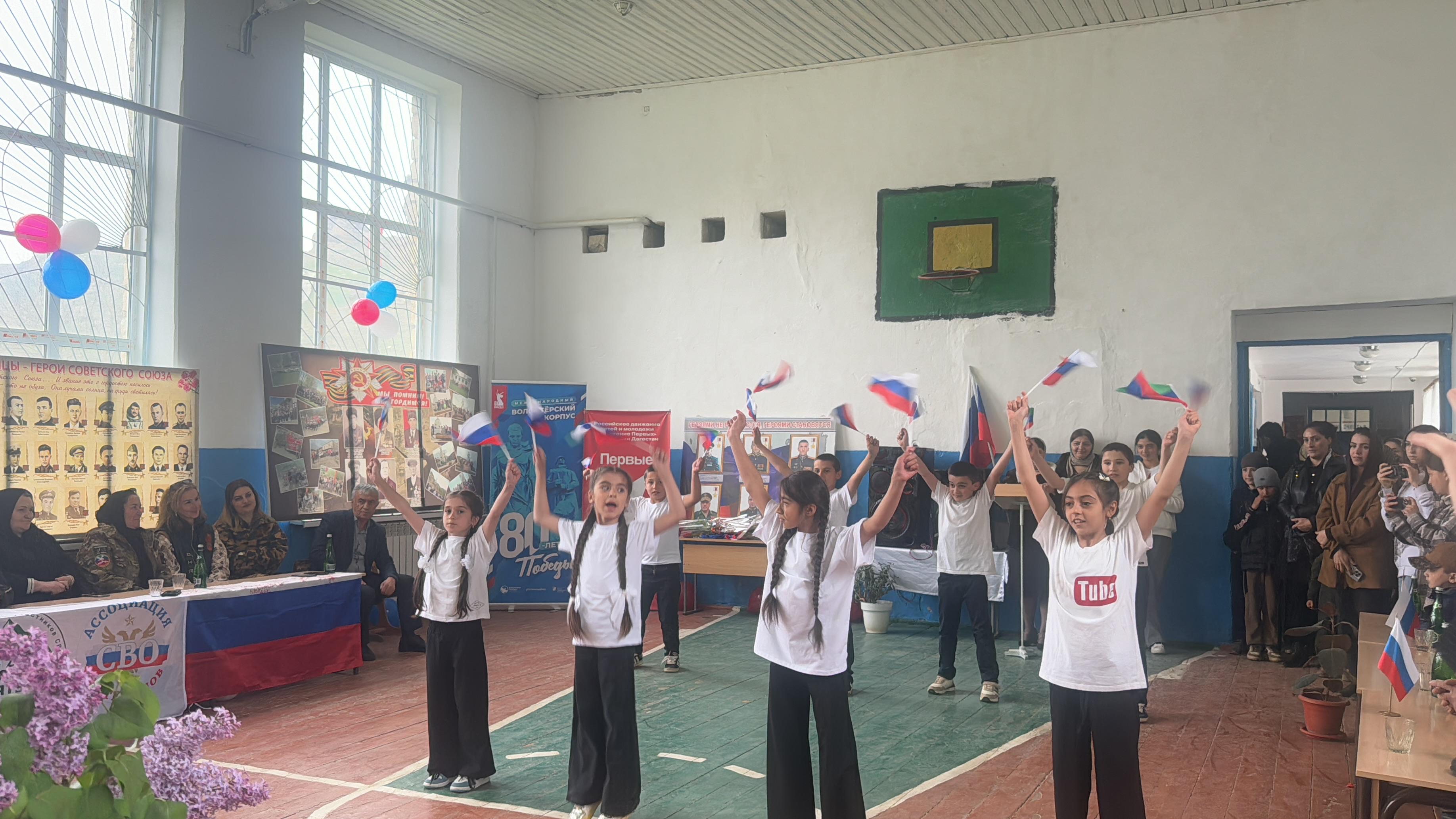 «Волонтеры Победы» Дахадаевского района присоединились к акции «Знамя Победы»