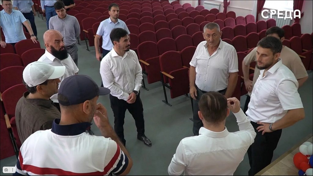 Заместитель Председателя Госдумы РФ проверил ход капремонта и благоустройства в школе Каспийска