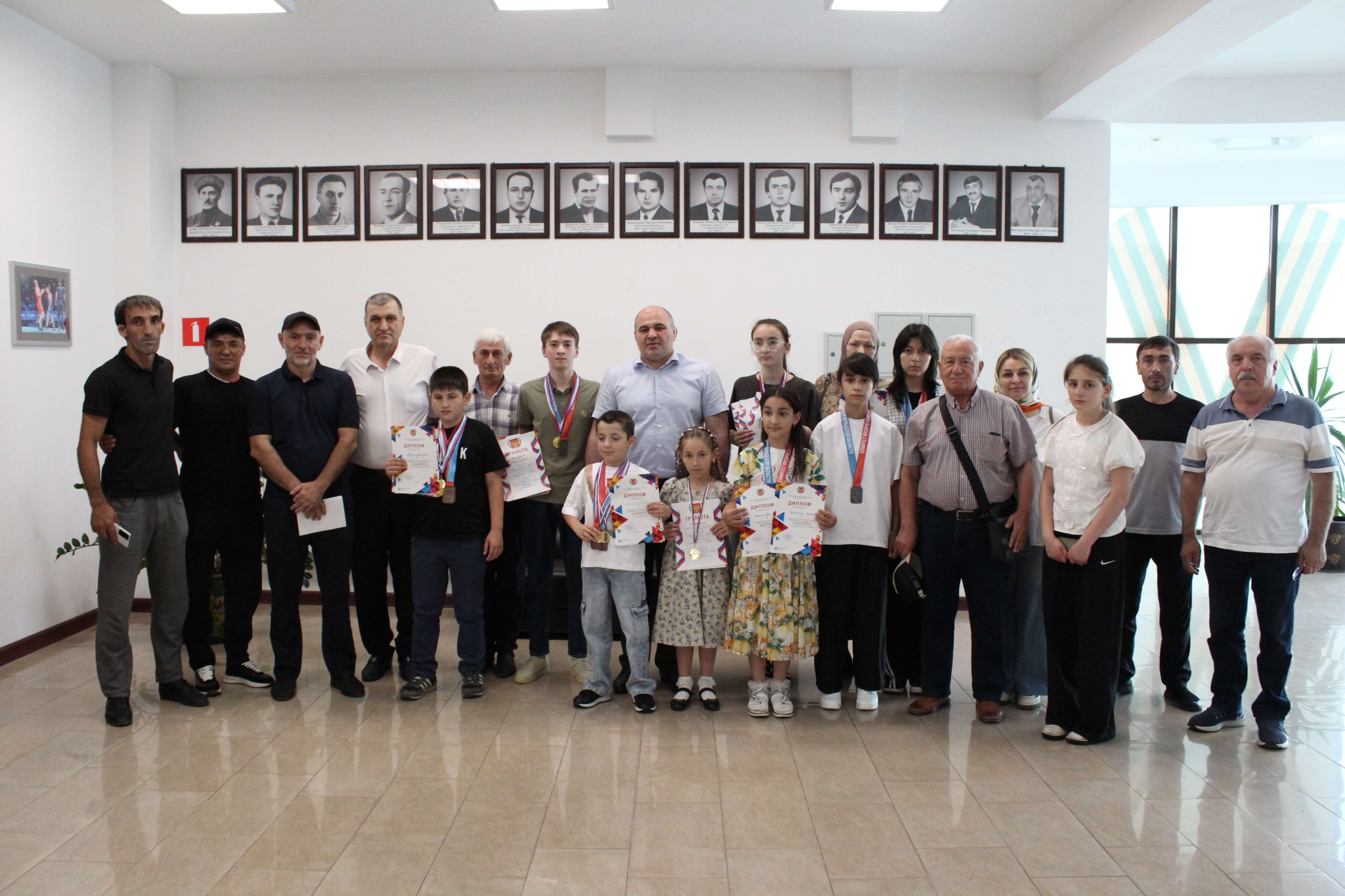 Сажид Сажидов поздравил триумфаторов Первенства Юга России по шашкам