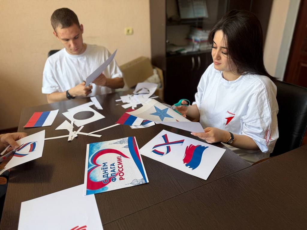 Первые Дагестана присоединились к акции ко Дню Государственного флага РФ