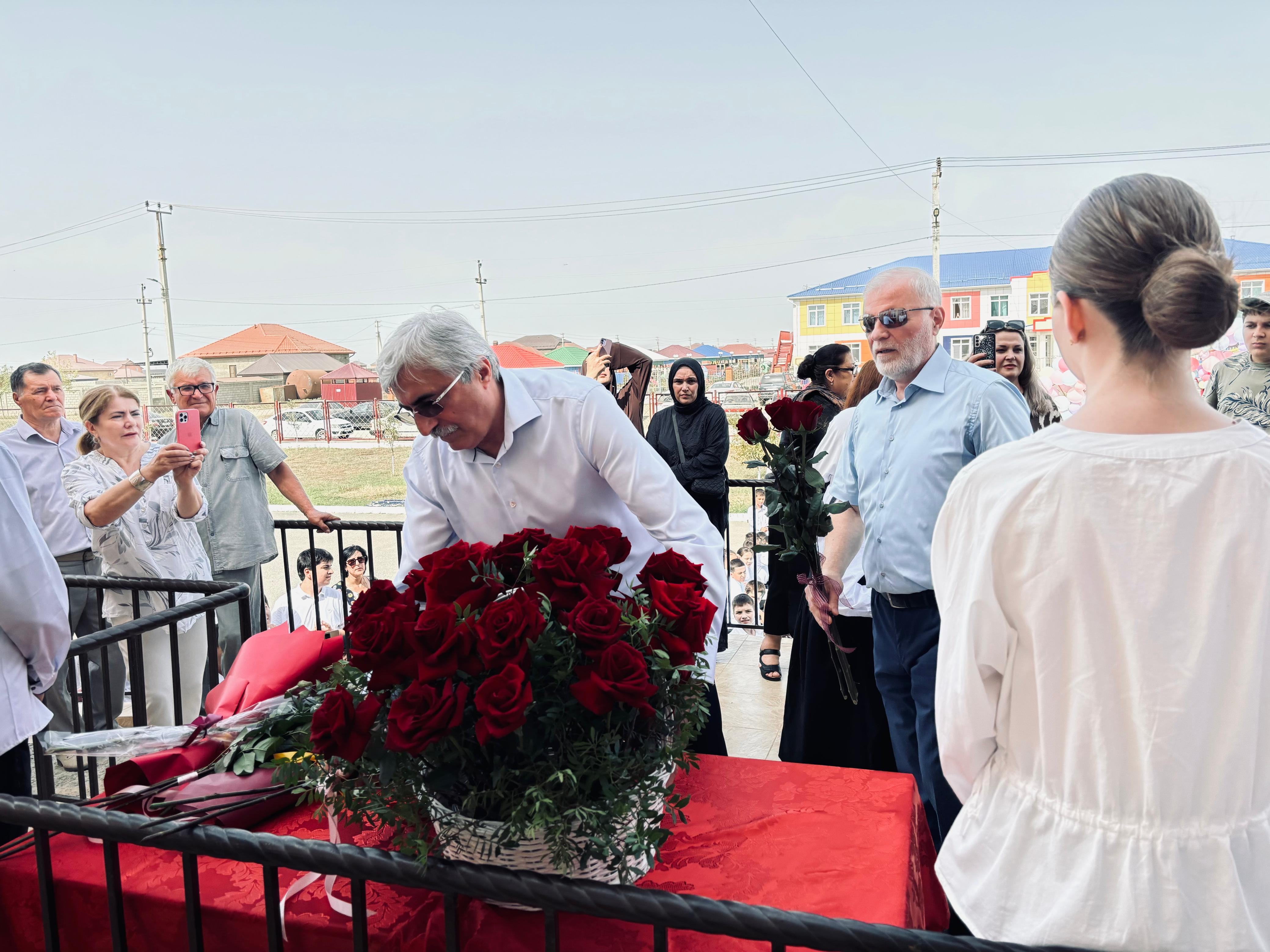 В Новолакском районе открыли мемориальную доску первому учителю Тухчарской школы