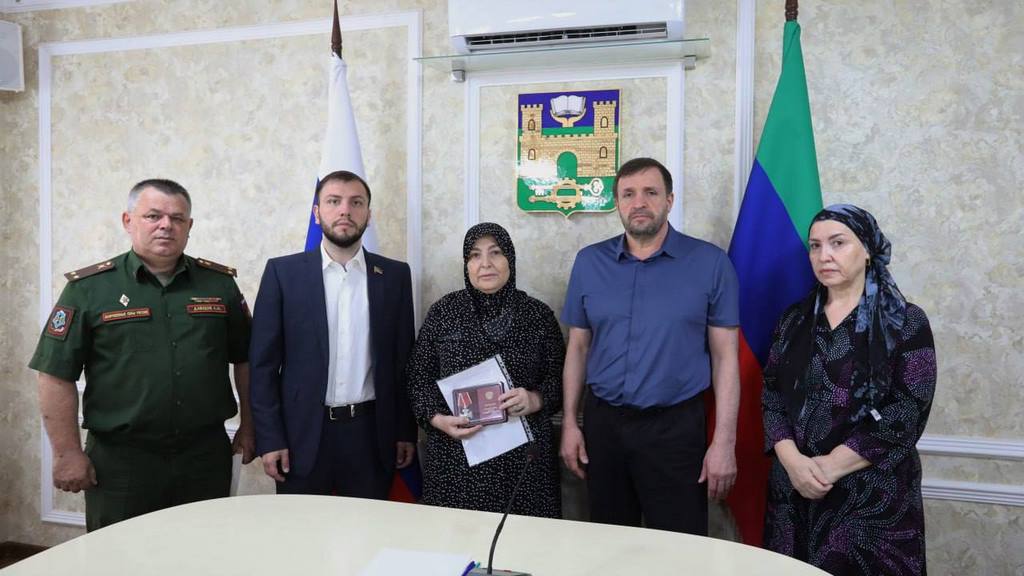 В Хасавюрте семье погибшего участника СВО вручили орден Мужества