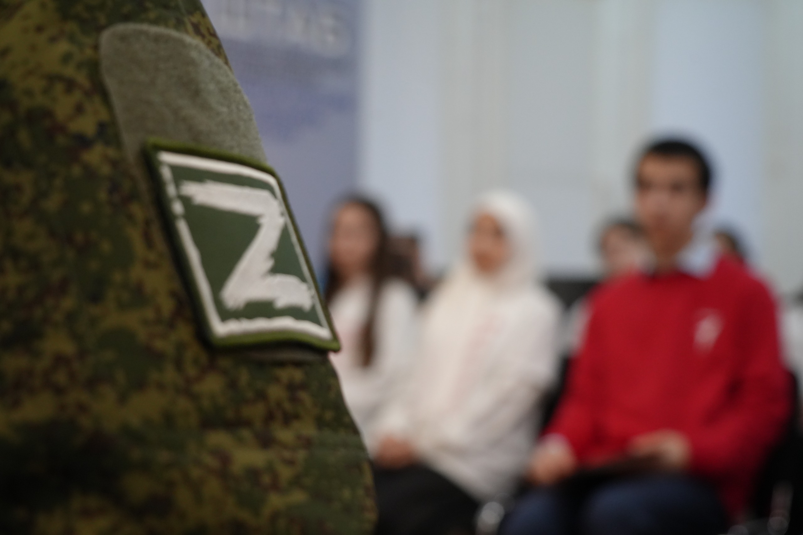 Активисты «Движения первых» встретились с участником спецоперации с позывным «Vосток»