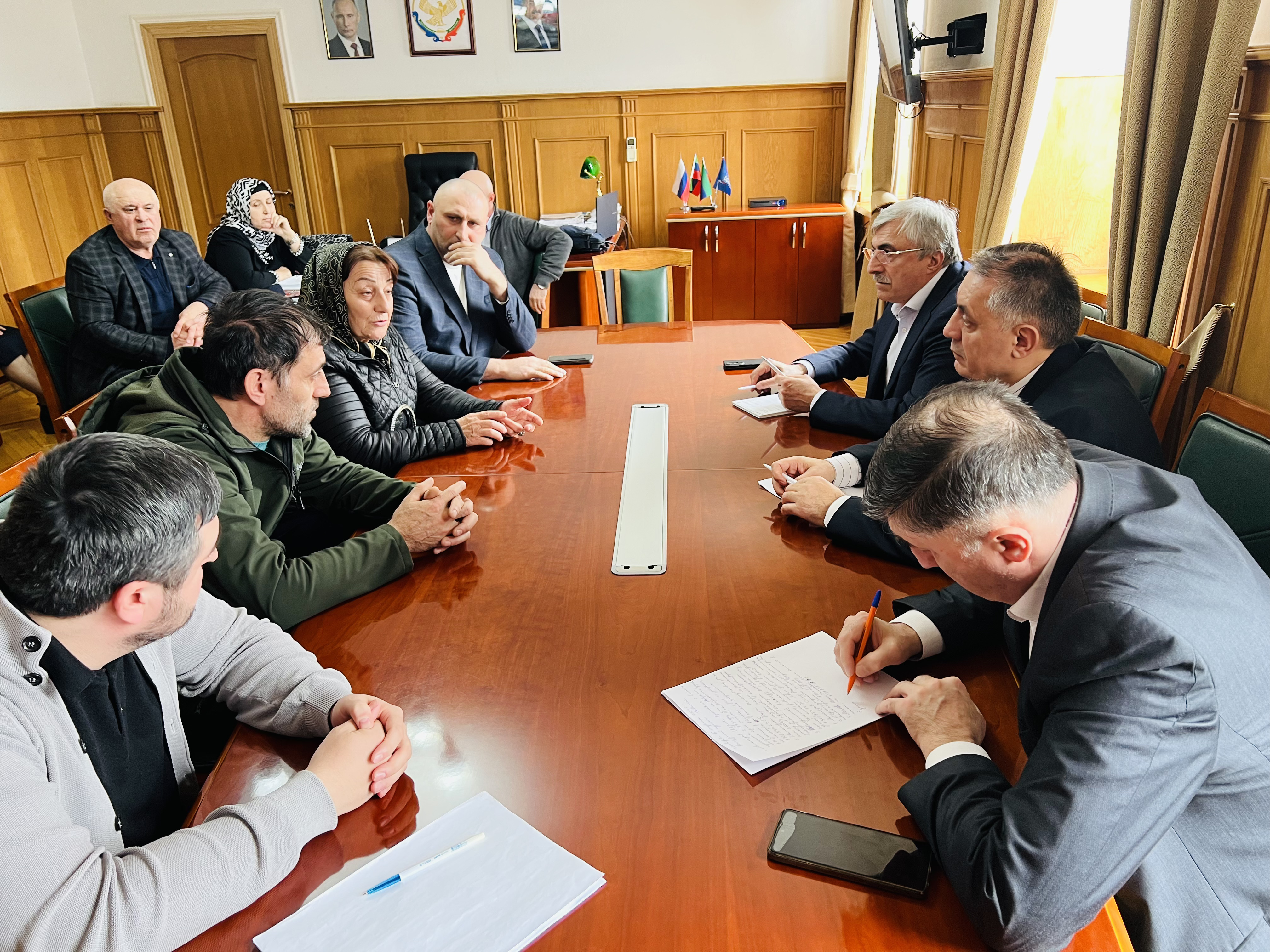 Вице-премьер Дагестана Абдурахман Махмудов рассмотрел вопросы граждан в Новолакском районе