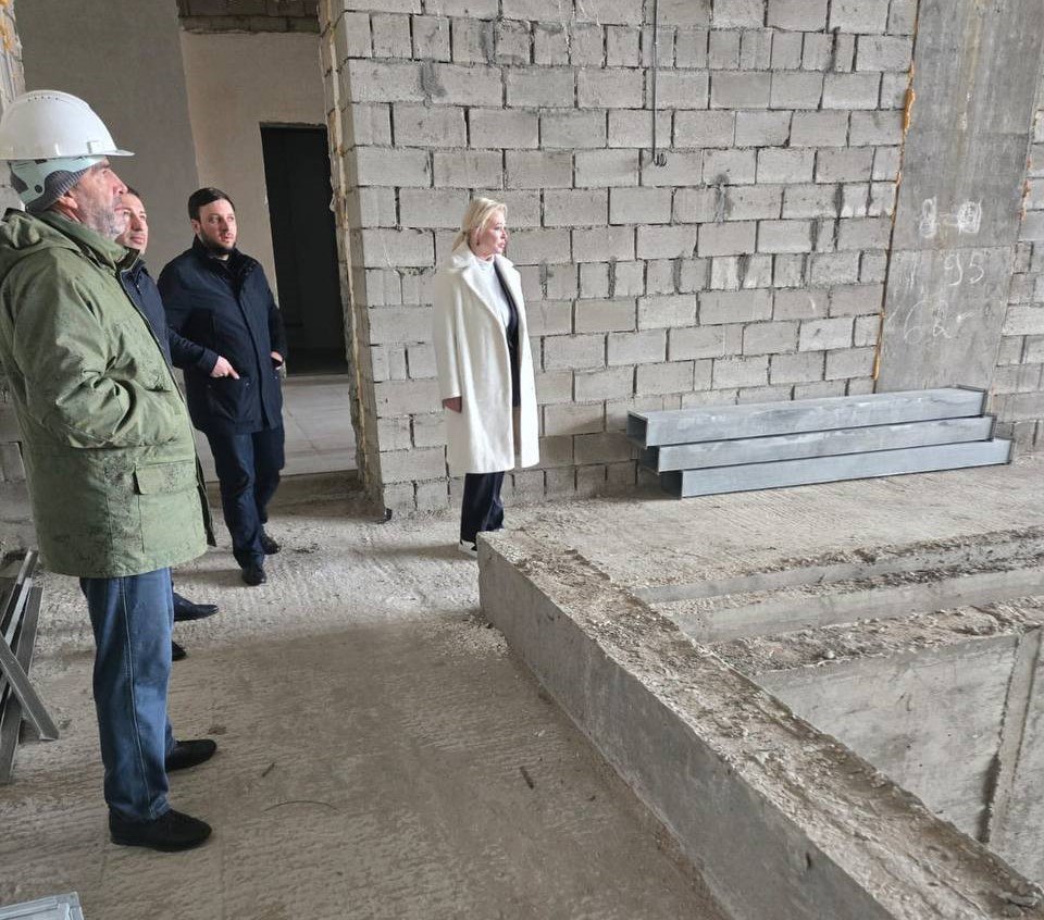 Елена Павлюченко проинспектировала ход строительства школы и детсада в Дербенте