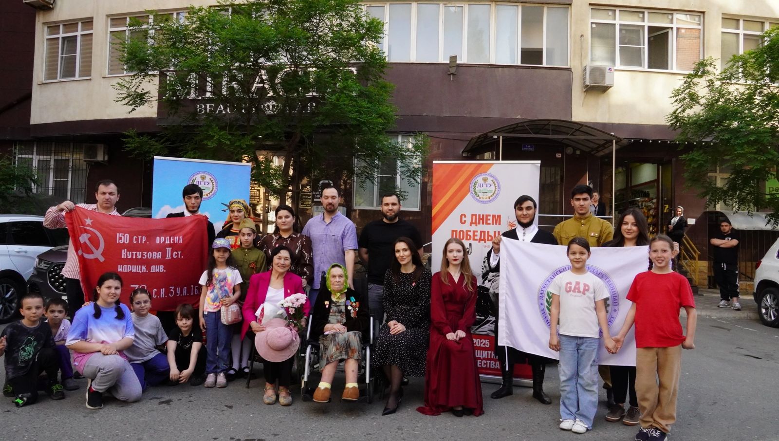 Коллектив ДГТУ поздравил ветерана войны Валентину Оверину с Днем Победы