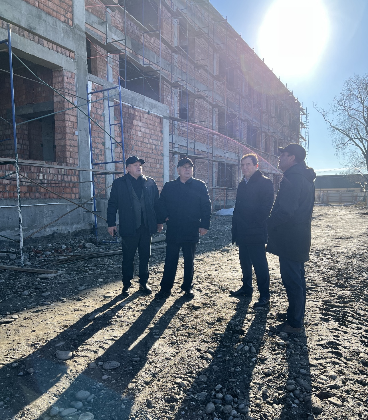 Депутаты от «Единой России» ознакомились с ходом строительства школы в Кизилюрте