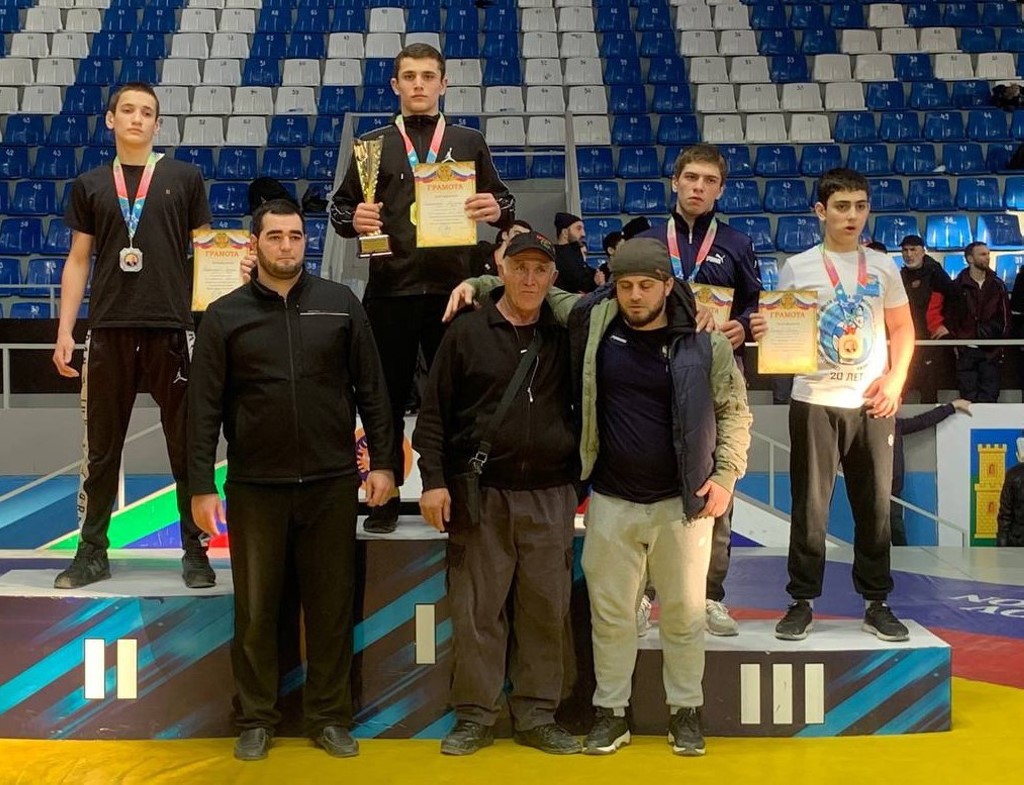 Свыше 400 борцов выступили на Первенстве Дагестана в Хасавюрте