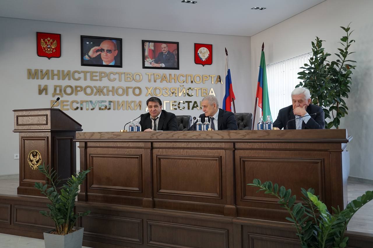 Работников дорожного хозяйства и автомобильного транспорта наградили в Минтрансе Дагестана