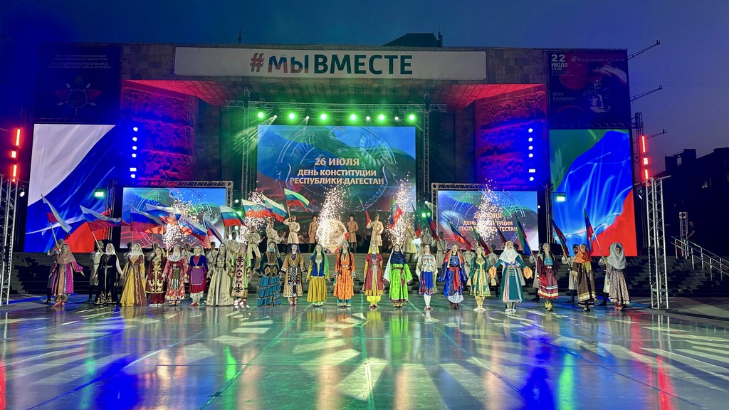 «Лезгинка» «зажигает сердца» на праздновании Дня Конституции Дагестана