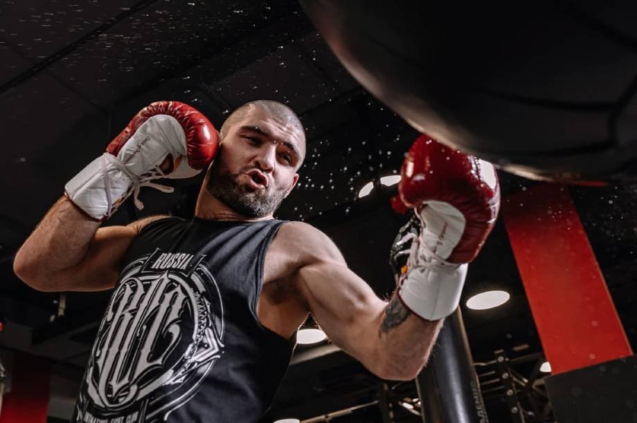 Боксер Магомед Курбанов проведет бой летом