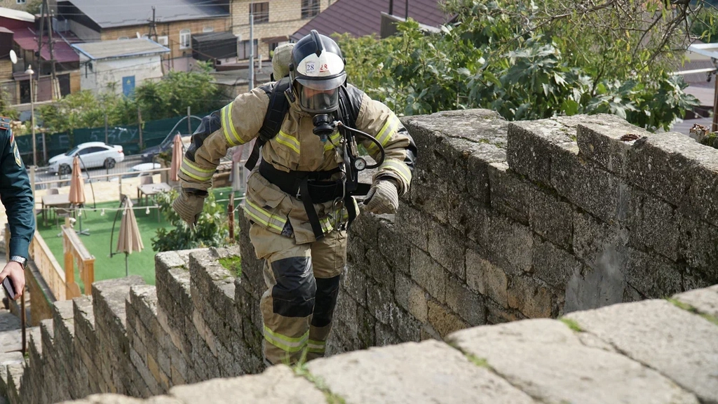 Самые быстрые и выносливые пожарные определились в Дагестане