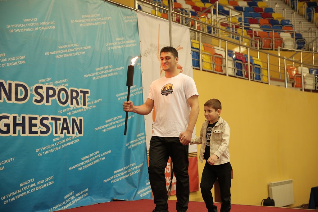 Сын участника СВО пронес факел эстафеты Олимпиады народов мира в Каспийске