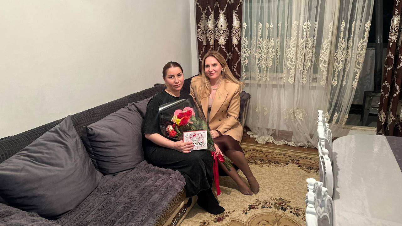 Женское движение «ЕР» в Хасавюрте присоединилось к акции «Цветы мамам Героев»