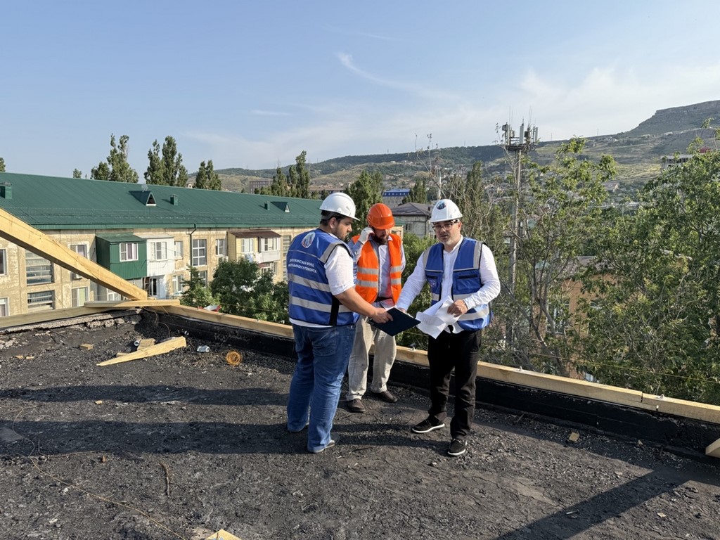 В Махачкале начаты восстановительные работы сгоревшей крыши многоквартирного дома