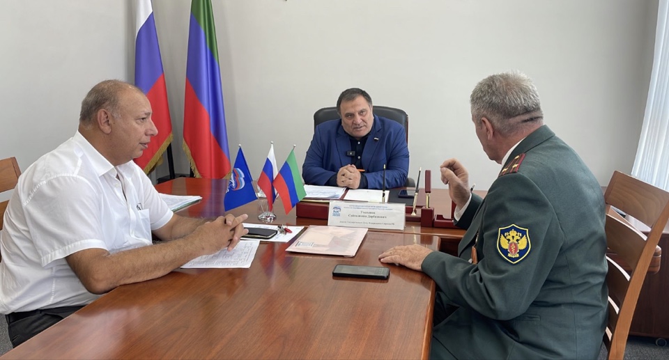 Депутат Госдумы РФ Сайгидпаша Умаханов выслушал обращения дагестанцев