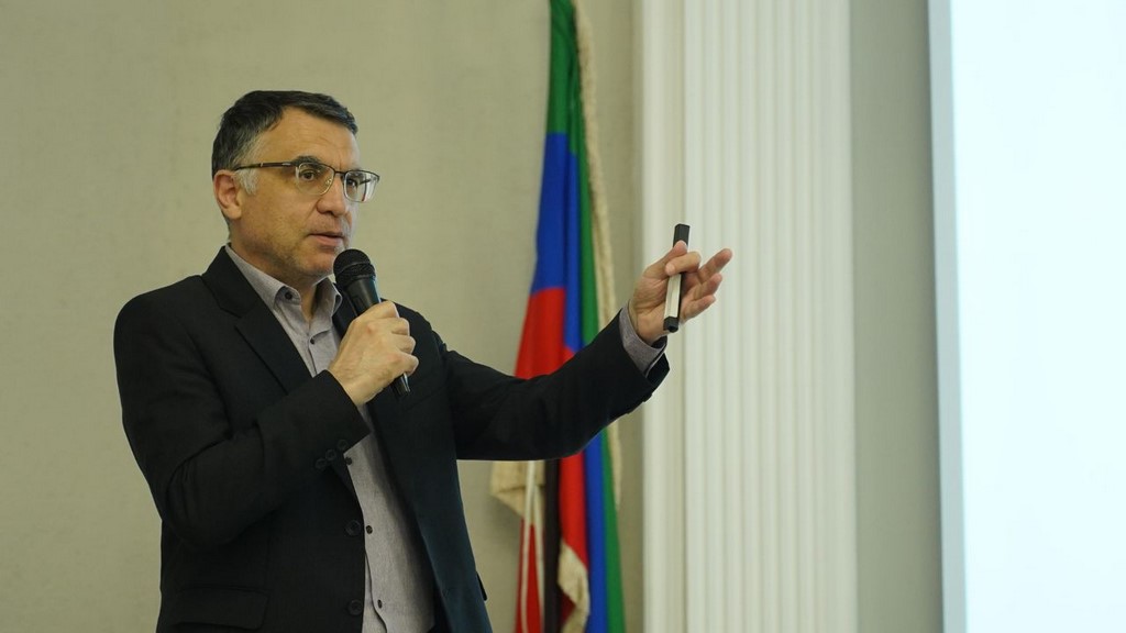 Со студентами Махачкалы обсуждают вопросы формирования гражданской идентичности