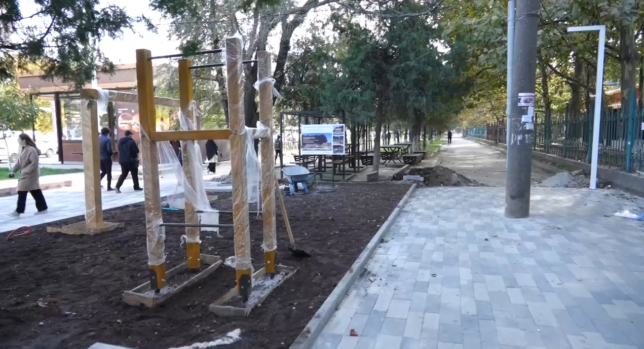 В Махачкале завершают благоустройство центрального парка