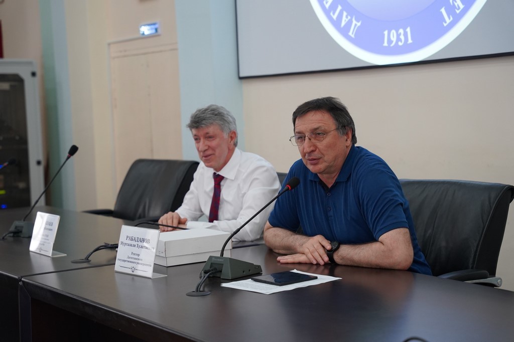 В ДГУ поздравили Акая Муртазаева с присвоением звания академика РАН