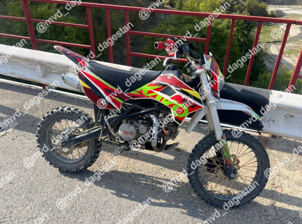 В Дагестане два подростка на мотоцикле врезались в железное ограждение