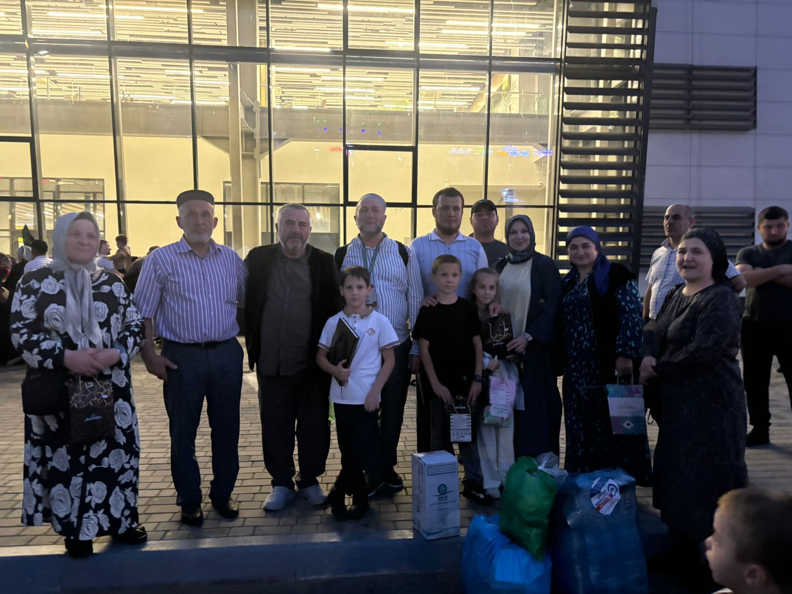 По поручению Магомеда Эльдерханова родителей участников СВО, возвратившихся из хаджа, встретили в махачкалинском аэропорту