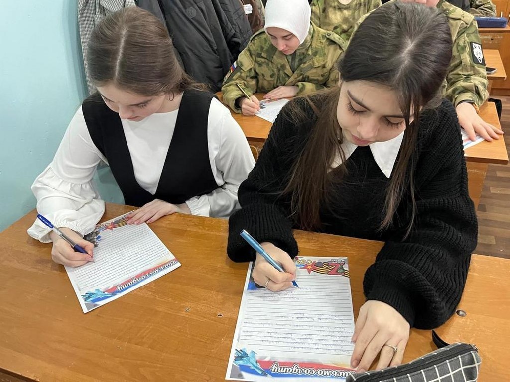 Всероссийскую акцию «Письмо солдату» поддержали дагестанские учащиеся класса Росгвардии