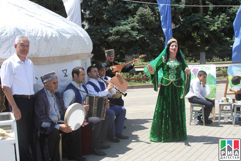 Праздник в дагестане сегодня. Праздники Дагестана. Сейчас праздник в и Дагестане. День Республики Дагестан праздник фото.