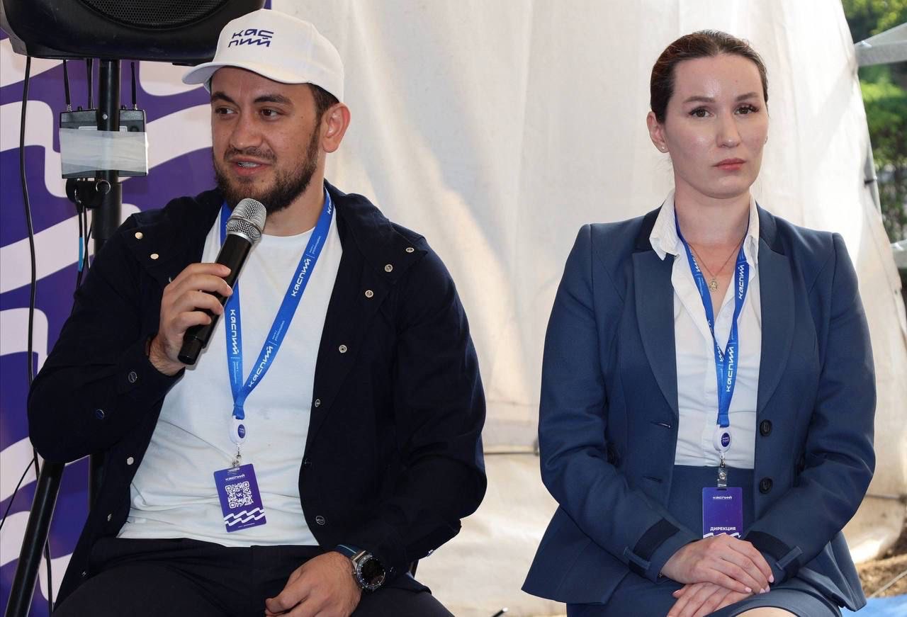 На форуме «Каспий-2025» обсудили способы ограждения молодежи от деструктивного контента