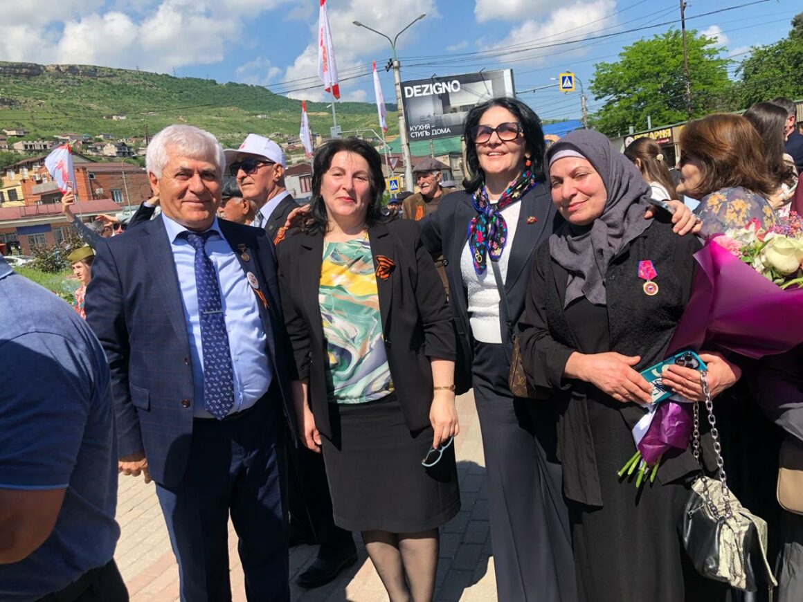 В Махачкале отпраздновали юбилей Победы у памятника Амет-Хану Султану