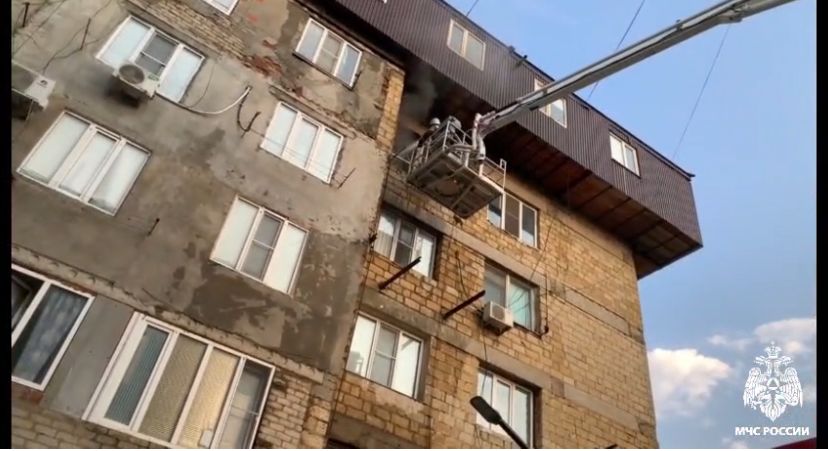 В Махачкале горит квартира в многоэтажном доме