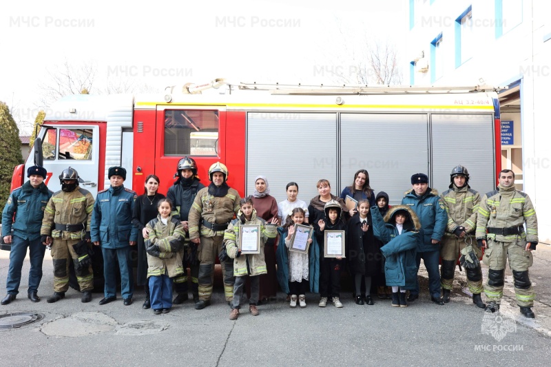 Победителей конкурса «Нарисуй огнетушитель» наградили в ГУ МЧС по Дагестану