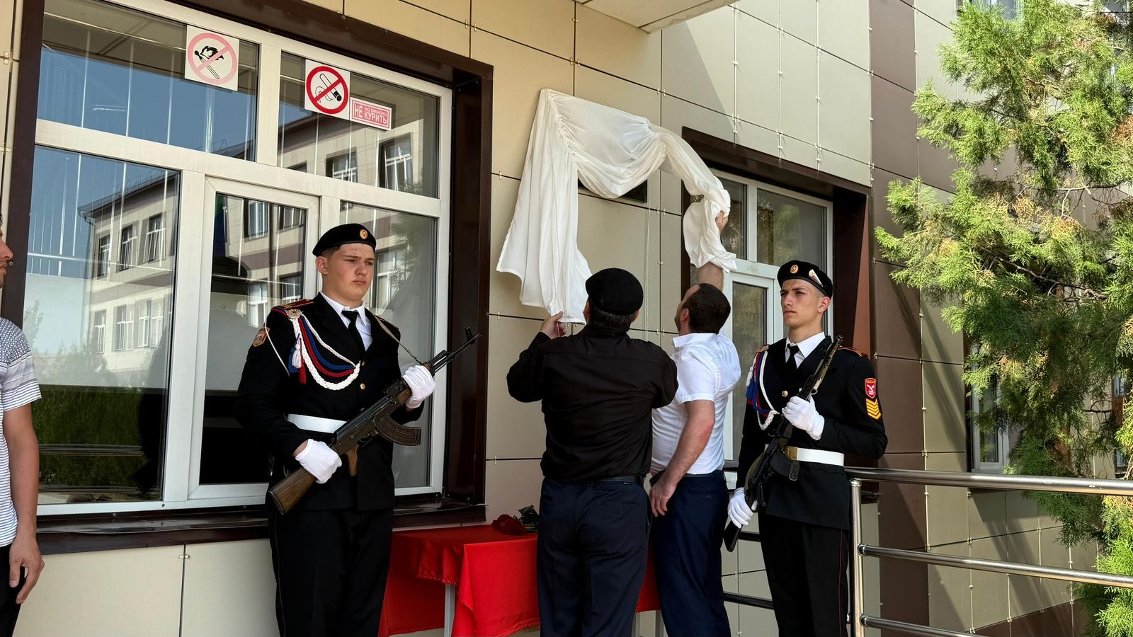 В махачкалинской школе №48 открыли мемориальную плитку Рашиду Амиралиеву