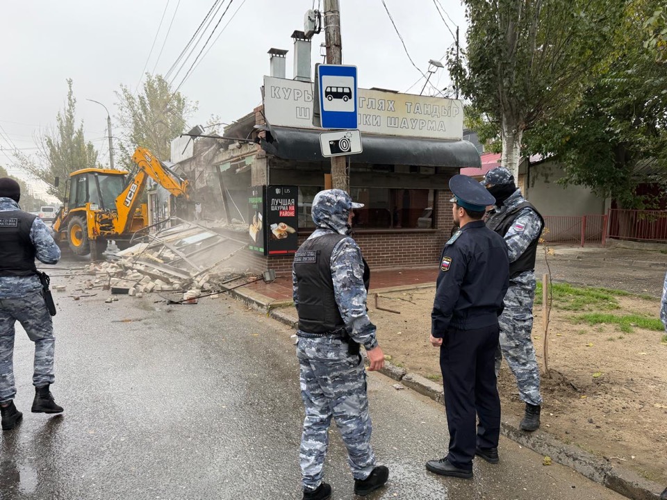 В Махачкале снесли незаконную постройку, возведенную на автобусной остановке