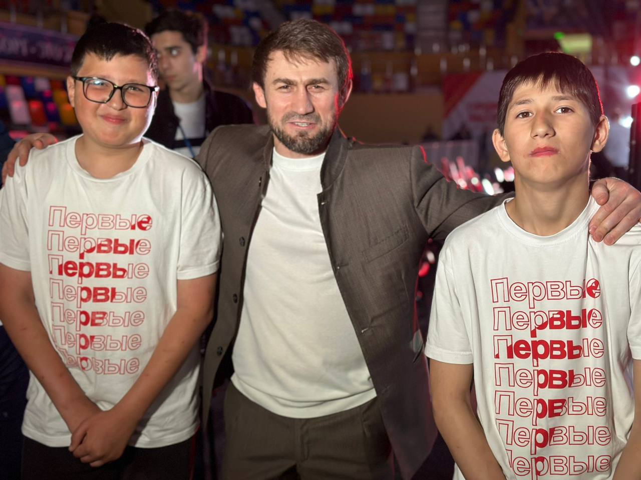 Кизлярские школьники посетили борцовское шоу по приглашению земляка-бойца ММА