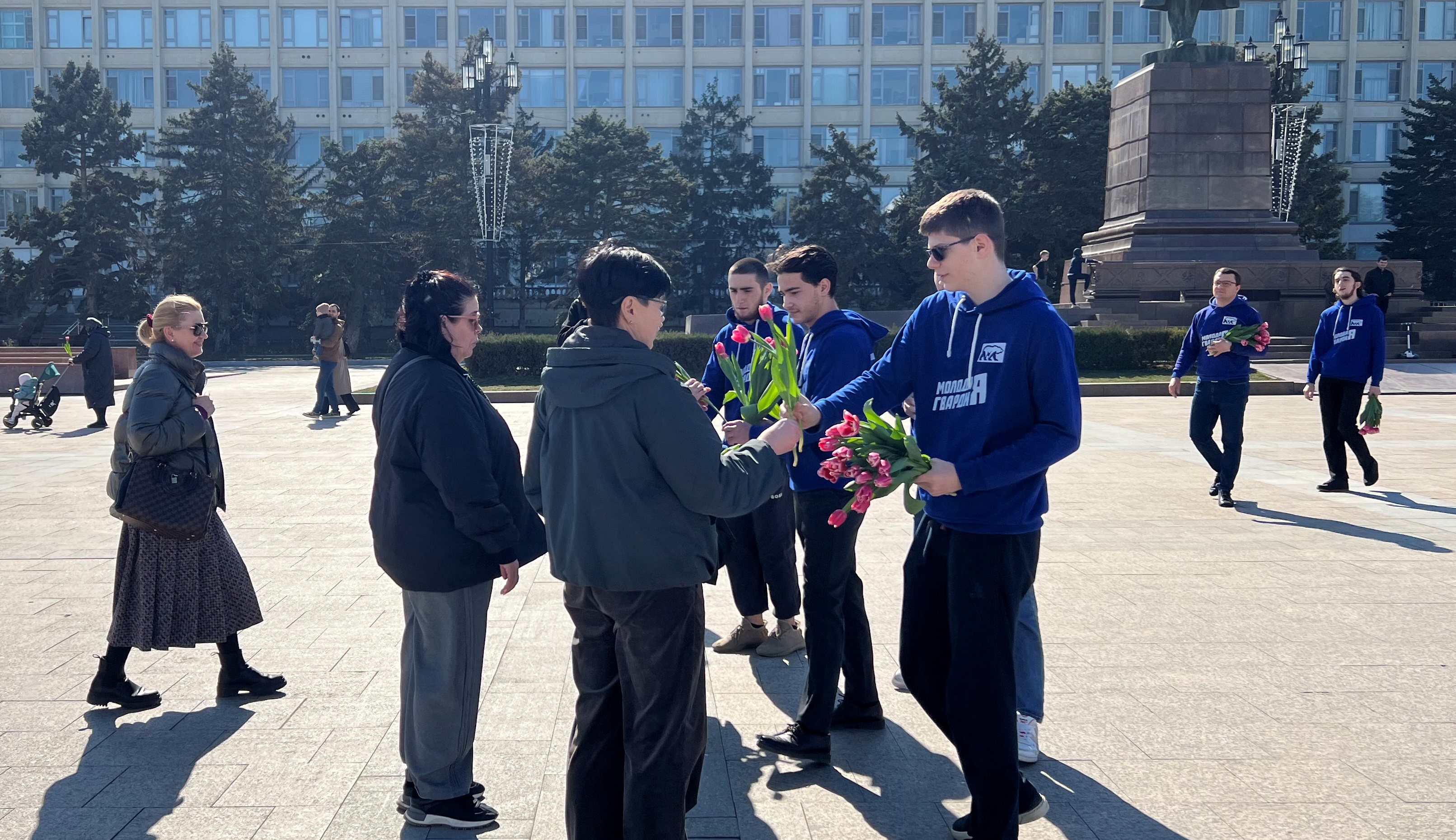 Единороссы Дагестана поздравили жительниц Махачкалы с 8 марта