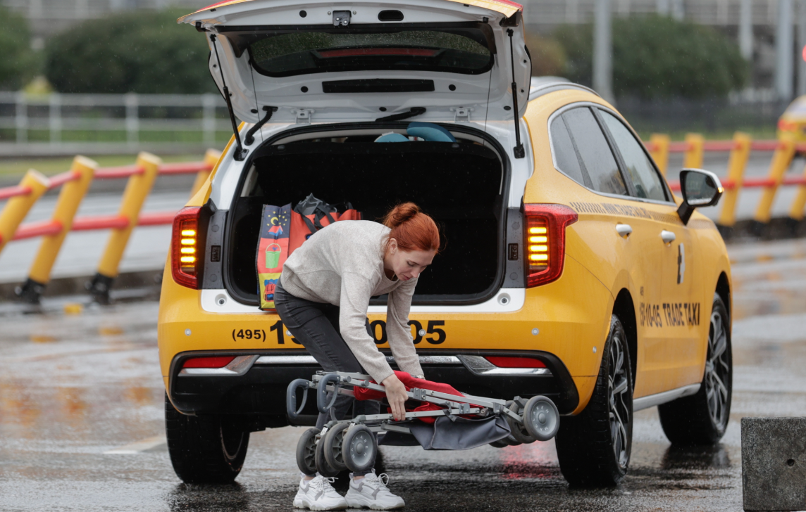 В РФ проработают установление льготных тарифов такси для многодетных семей