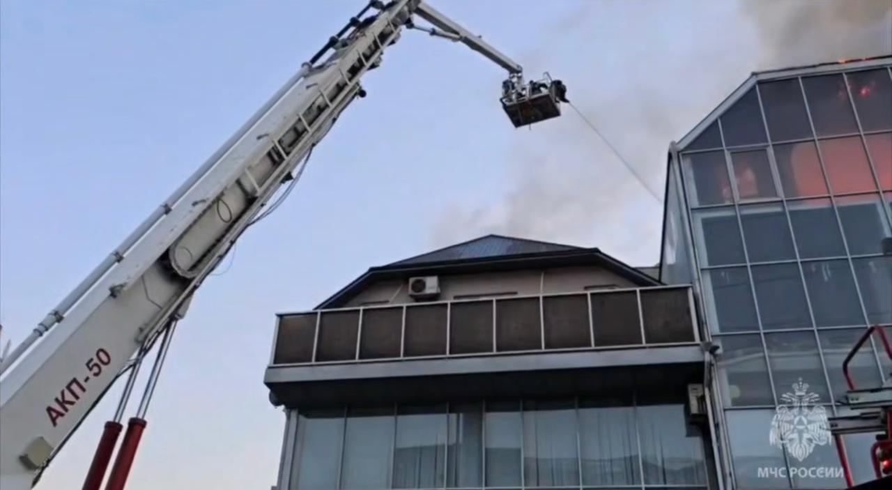 Кровля торгового здания горит в Махачкале