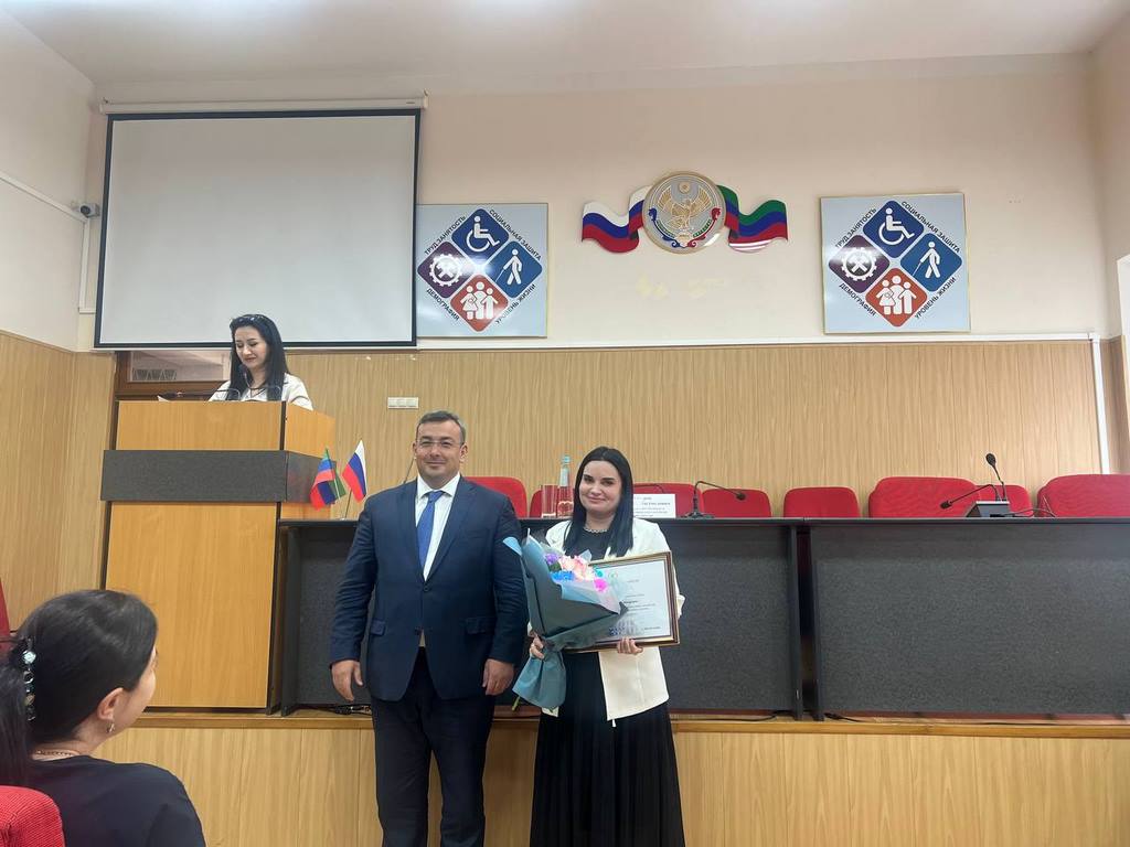 Сотрудников Минтруда РД отметили благодарностями Правительства Дагестана