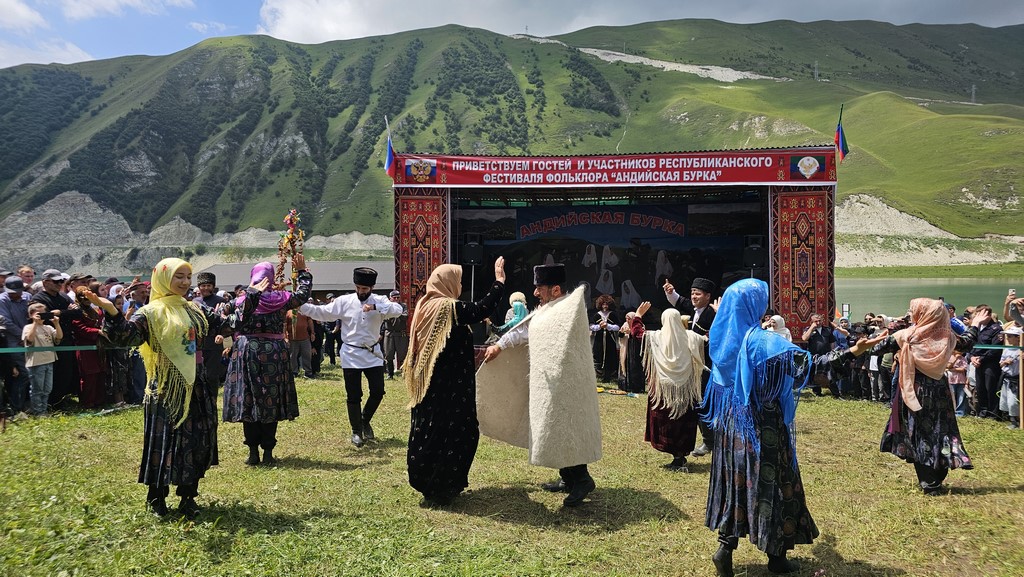 Восьмой фестиваль фольклора «Андийская бурка» прошел в Ботлихском районе